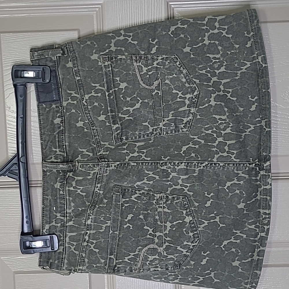 American Eagle next level Stretch camo mini denim skirt size 4 - Picture 4 of 7